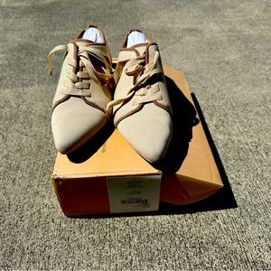 Vivia oxfords with a pointed toe, washable flat